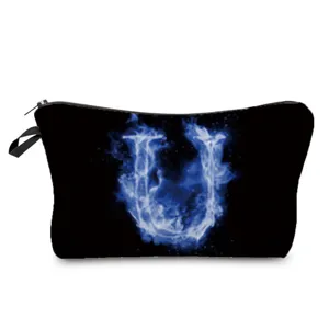 Stilvolle schwarze Kosmetiktasche mit blauem Flammen Buchstaben U Print für den Alltag.