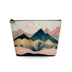 Gedetailleerd overzicht van de cosmetictas met abstract berglandschap print en handig design.
