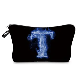 Schwarze Kosmetiktasche mit blauem Flammen-Buchstaben T, strapazierfähiger Make-up-Beutel.
