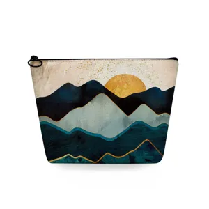 Detailopname van het make-up tasje met abstract landschapsprint en fijne stoffenstructuur.