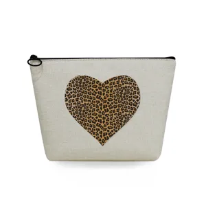 Neceser de viaje de lona portátil con un elegante diseño de corazón de leopardo y cremallera.