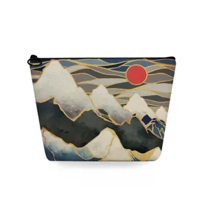 Gedetailleerd uitzicht van een cosmetische tas met Japanse landschapsprint op canvas stof.