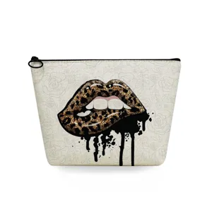Bolsa de cosméticos de viaje portátil con estampado de labios de leopardo para maquillaje.