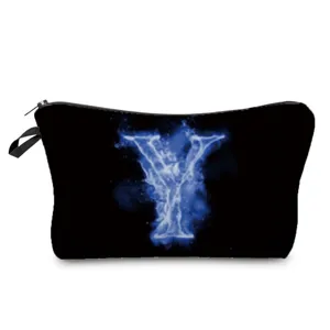 Detailansicht der schwarzen Kosmetiktasche mit blauem Flammen-Buchstaben Y Print Design.