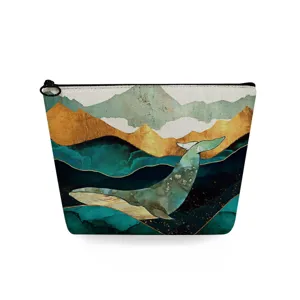 Detailopname van de cosmetische tas met een prachtig artistiek berg- en walvisprintontwerp.