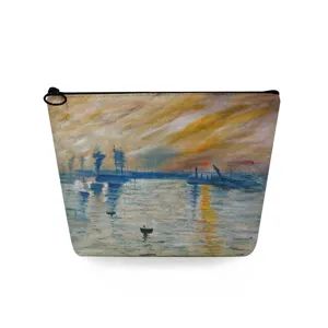 Primer plano detallado del bolso cosmetico de lona con estampado de pintura Monet.
