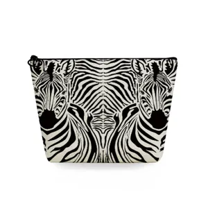 Detalle de bolsa de maquillaje con patrón de cebra blanco y negro, estuche de tela.