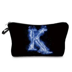 Nahaufnahme der schwarzen Kosmetiktasche mit blauem Flammen-Buchstaben K, tragbar.