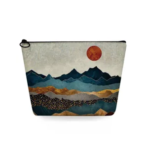 Gedetailleerd close-up van de cosmetische tas met abstracte landschapsprint en rits.
