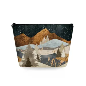 Gedetailleerd uitzicht van het cosmetische etui met artistieke berg- en sterrenhemelprint.