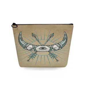 Vista detallada del elegante neceser de lino con diseño de estampado de ojo y cuernos místicos.