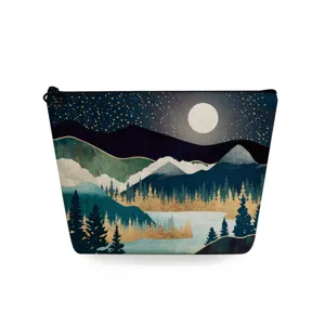 Detail make-up tas landschap print, sterrenhemel bos patroon etui voor opberging.
