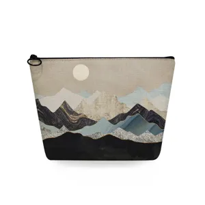 Close-up detail van de abstracte berglandschap print op de cosmetische tas stof oppervlakte.