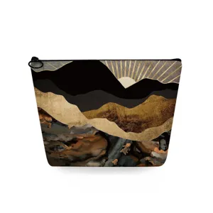 Gedetailleerd overzicht van een chique make-uptas met abstract landschap en gouden accenten.