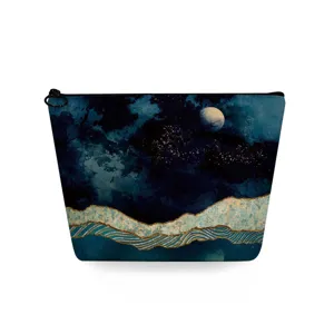 Detailopname van cosmetische tas met sterrenhemel landschap print en veilige ritssluiting.