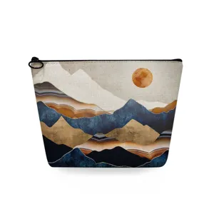 Gedetailleerd overzicht van canvas make-uptas met abstract landschapkunst en zwarte rits.