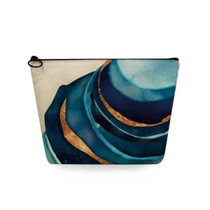 Close-up detail van het blauw-gouden aquarel print canvas cosmetische make-up tasje etui.