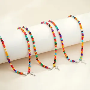 Kleurrijke kralenketting met hart letter hanger en kruis trendy dames sieraden voor elke stijl.