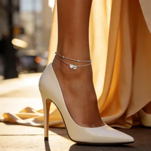 Magnifique chaîne de cheville double couche cœur en zircon et lettre pour mode féminine chic.