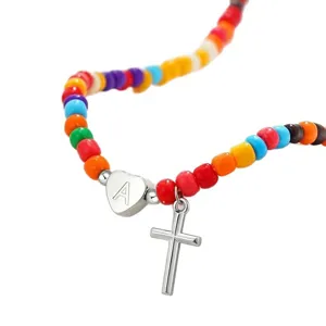 Kleurrijke kraal ketting met zilveren letter A hart bedel en kruis hanger voor vrouwen.
