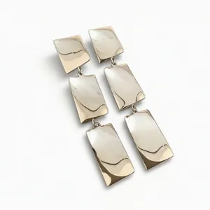 Pendientes largos metálicos dorados con diseño geométrico moderno de placas rectangulares apiladas