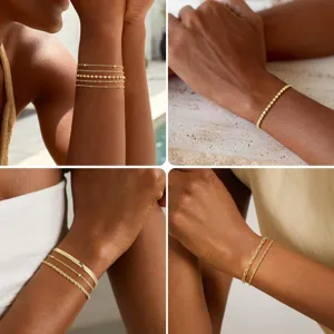 Juego de pulseras doradas en capas para mujer, diseño elegante para el uso diario.