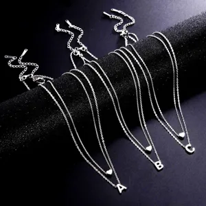 Collier Initiale avec Pendentif Cœur en Cuivre Plaqué Or pour Femmes Collier Initiale Double Couche Bijoux de Mode Multicouches Raffinés pour le Quotidien