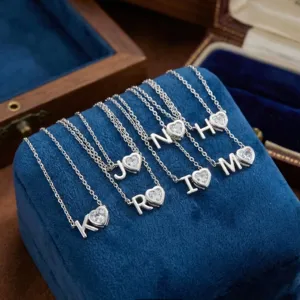 Collana con cuore e lettera iniziale in argento con zircone brillante, elegante.