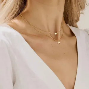 Collier double doré avec pendentifs cœur et lettre A, chaîne de clavicule élégante en laiton.