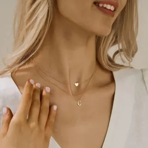 Collier double couche doré avec cœur et pendentif lettre C, bijou minimaliste en cuivre.