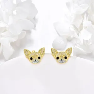 Primer plano detallado de pendientes de botón de perro de cristal brillante con diseño muy tierno.