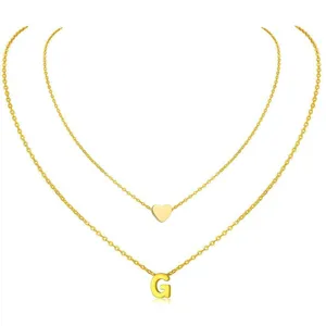 Collar de doble capa con corazón y letra G dorada, elegante joya para mujer actual.