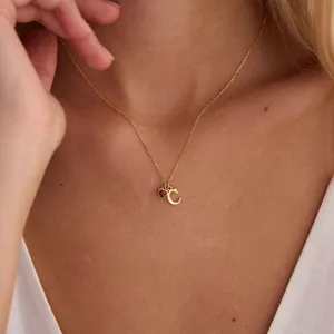 Collana in oro con cuore rosso e ciondolo lettera C, elegante catenina da donna alla moda.