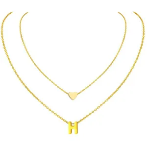Elegante collar de doble capa en oro con dije de corazón y letra H para mujeres.