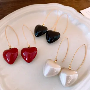 Élégantes boucles d'oreilles cœur avec pendentifs rouges, noirs et blancs, crochets dorés.