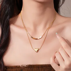 Collier double en acier inoxydable avec perles géométriques et pendentif cœur élégant.