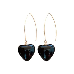 Élégantes longues boucles d'oreilles avec pendentifs cœur noir, bijoux tendance et chic.