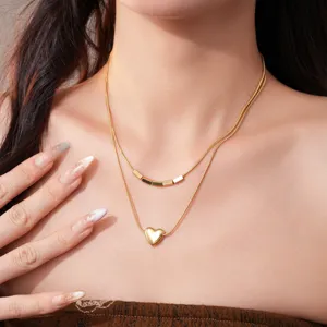 Collier cœur double couche en acier inoxydable, chaîne géométrique élégante pour femme.