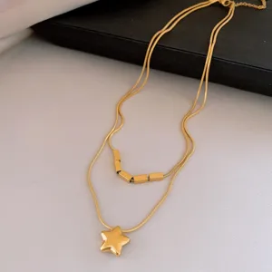 Collier double couche en acier inoxydable avec pendentif étoile et charmants tubes géométriques.