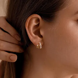 Boucles d'oreilles dorées pavées de zircon multi-boucles pour femmes élégantes détail