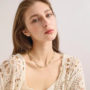 Elegante collar de cadena de pescado marino de oro para mujer, joya con temática oceánica.