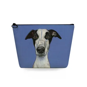 Primo piano della graziosa borsa cosmetica con stampa di cani, tessuto resistente e cerniera.