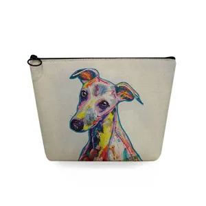 Vista dettagliata della stilosa borsa cosmetica in tela con la vivace stampa artistica di cani.