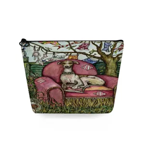 Vista dettagliata della borsa cosmetica in tessuto con stampa di cane artistico.