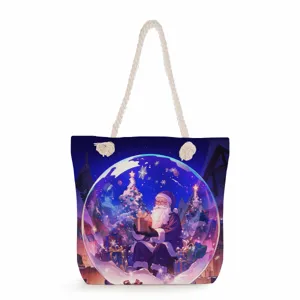 Detailansicht des weihnachtlichen Weihnachtsmann-Schneekugeldrucks auf der schicken Stofftasche.