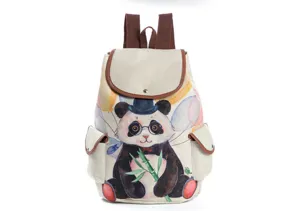 Nahaufnahme Details des süßen Panda gedruckten Canvas Rucksacks mit braunen Riemen.