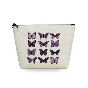 Detalle en primer plano del neceser de lona con un elegante estampado de mariposas.