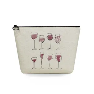 Detalle en primer plano del neceser de lona con estampados de copas de vino tinto y cremallera.