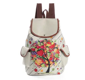 Nahaufnahme des Canvas Rucksacks mit buntem Fruchtbaum Print und braunen Trägern.