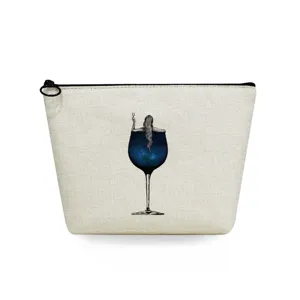 Detalle del estuche de maquillaje de lona con estampado artístico de copa de vino.